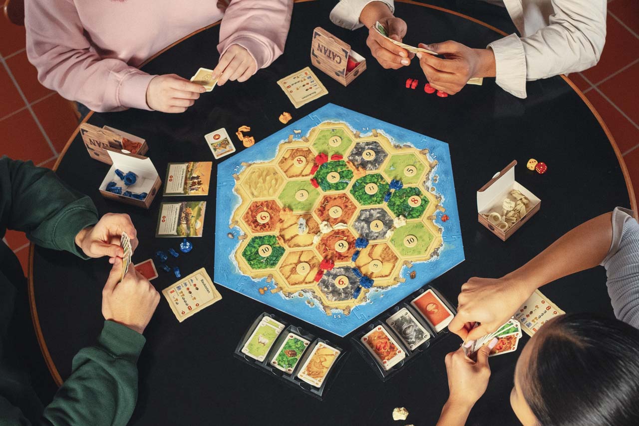 Brettspiel CATAN auf dem tisch mit Menschen beim Spielen