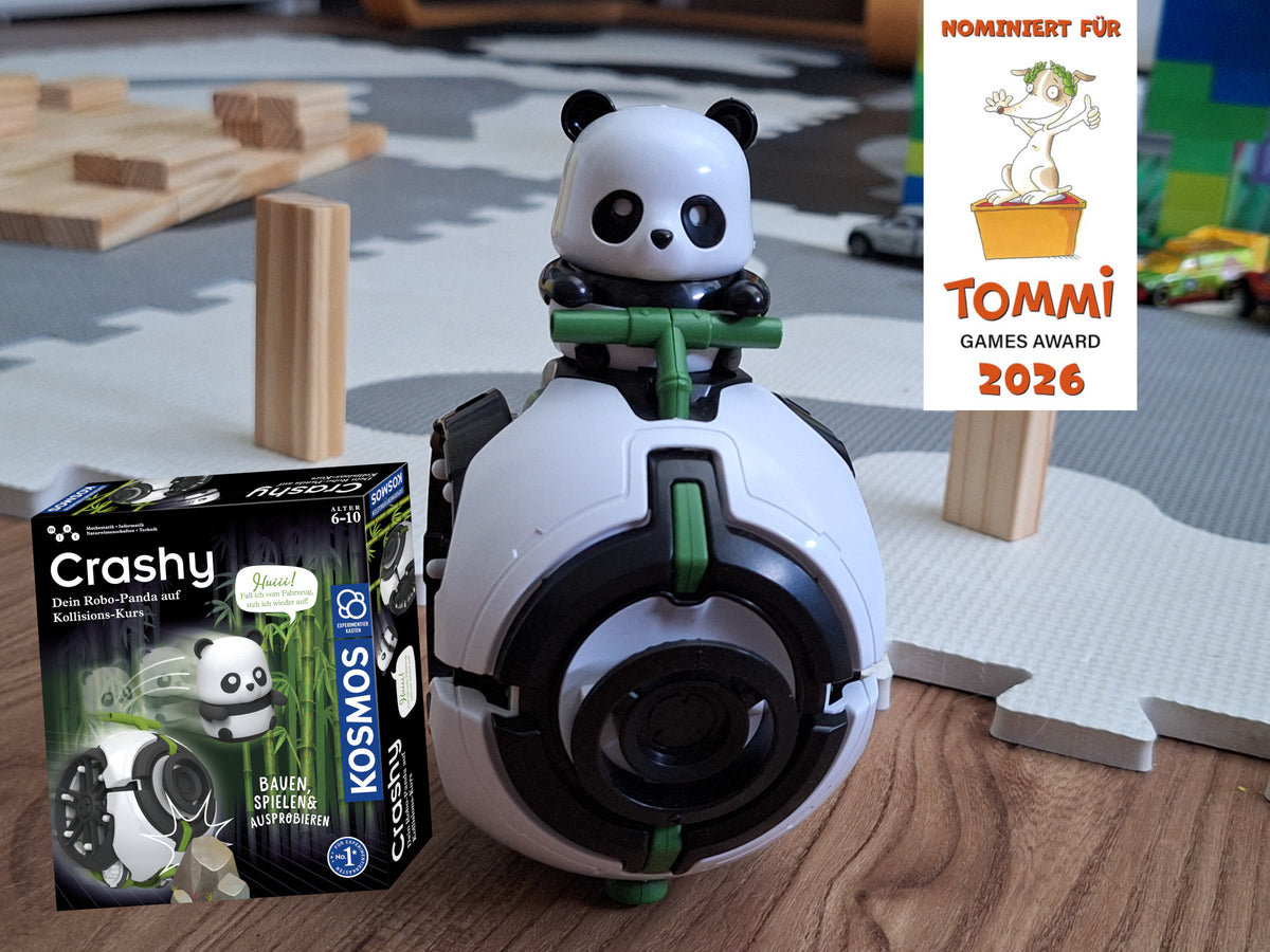 Produktbild Crashy_Panda sitzt auf weißer Kugel